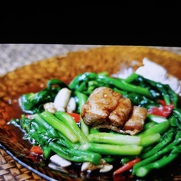 ผัดคะน้าปลาเค็มอินทรีย์