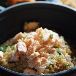 ข้าวผัดกระเทียมแซลม่อน