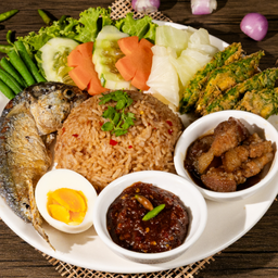 ข้าวผัดน้ำพริกลงเรือ