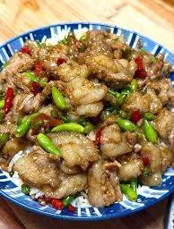 ข้าวพริกขี้หนูสวนผัดเนื้อปากเจ่อ