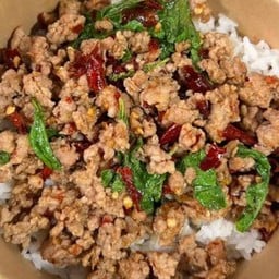 [อร่อยซ่ากับโค้ก] กะเพราหมูสับราดข้าว +  โค้ก ออริจินัล (กระป๋อง) 