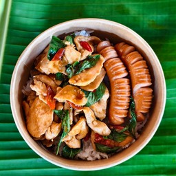 กะเพราไก่กับฮอทดอกทอด
