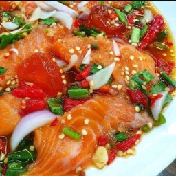 ยำแซลมอนนอร์เวย์ + ไข่แดงเค็ม