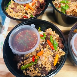 ข้าวเนื้อทอดกระเทียม