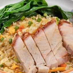 ข้าวผัดหมูกรอบ