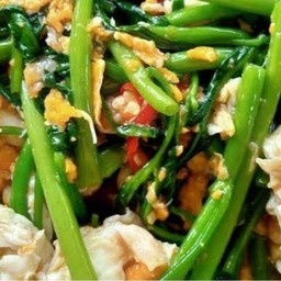 ผัดผักบุ้งไฟแดงใส่ไข่