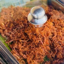 ร้านข้าวเหนียวหมูทอดหน้าโรงเรียนท่าม่วงราษฎร์บำรุง หน้าโรงเรียน ทมร.