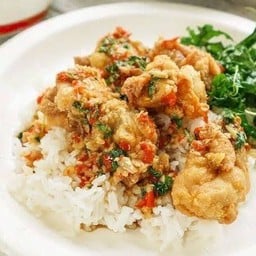 กะเพราเครื่องในไก่ทอดราดข้าว