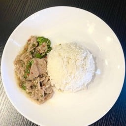 ข้าวกระเพราหมูชิ้นคั่วสด
