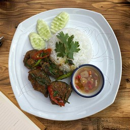 ผัดเผ็ดปลาดุกทอดราดข้าว