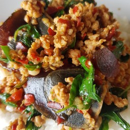 กระเพราหมูสับไข่เยี่ยวม้า