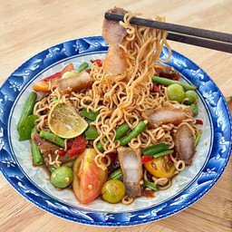 ตำมาม่าหมูกรอบ