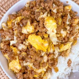 ข้าวหน้าหมูสับผัดกะปิใส่ไข่