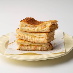 F13 ขนมปังทูน่าชีส