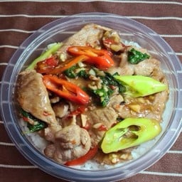 ข้าวกะเพรา หมูชิ้น โบ๊ะบ๊ะ