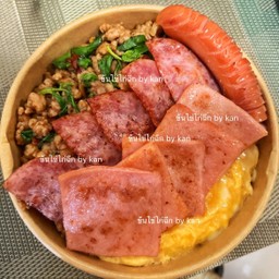 (พิเศษทริปเปิลเบิ้ลลล) ข้าวราดไข่ข้น+กระเพราหมูสับ+แฮม+เบค่อน+ไส้กรอก
