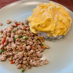 ข้าวราดหมูสับผัดพริกเกลือไข่ข้น