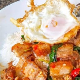 (2กล่องลดพิเศษ!) ข้าวกะเพราหมูกรอบ+ ไข่ดาว