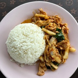 ผัดพริกแกงหน่อไม้ราดข้าว