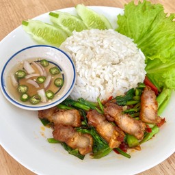 ข้าวคะน้าหมูสามชั้นทอดกรอบ