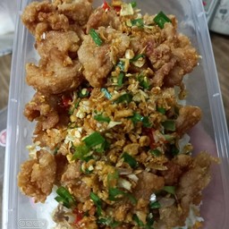 หมูทอดคั่วพริกเกลือราดข้าว