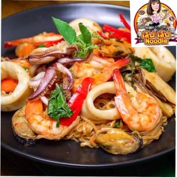 ผัดมาม่ากระเพราทะเลกุ้งหมึก