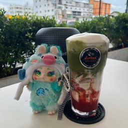 มัทฉะนมสดสตรอว์เบอร์รี่