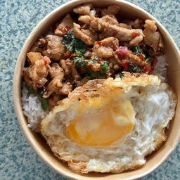 ผัดกระเพราหมูชิ้น+ไข่ดาว