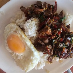 กระเพราเครื่องในไก่ไข่ดาว