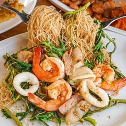 หมี่ผัดผักกระเฉดทรงเครื่อง