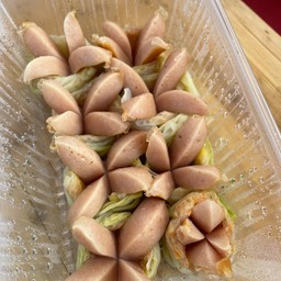 สุกี้โรลไส้กรอกไก่หนังกรอบ 8 คำ