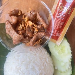 ข้าวหมูทอดกระเทียม