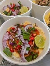 ข้าวไข่ข้นยําปลากระป๋องทรงเครื่อง
