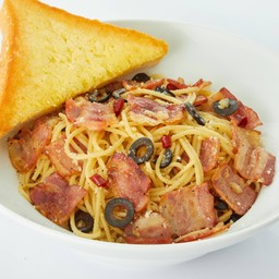 สปาเก็ตตี้ผัดพริกแห้งเบคอน