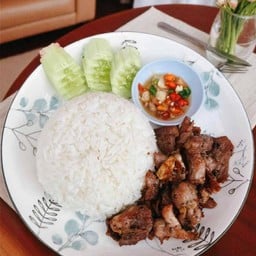หมูทอดกระเทียมราดข้าว
