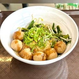 เส้นแห้งคลุกลูกชิ้นเนื้อล้วน เสิร์ฟพร้อมซุป