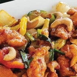 ไก่ผัดเผ็ดมะม่วงหิมพานต์