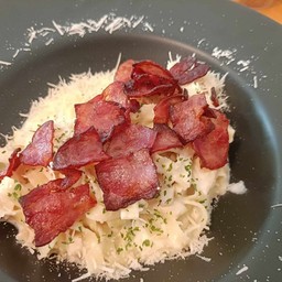 โฮมเมดพาสต้าครีมซอสและเบค่อน