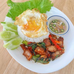 ข้าวกะเพราหมูสามชั้นทอดกรอบ