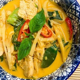 แกงเผ็ดอกไก่ใส่หน่อไม้