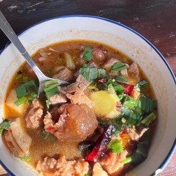 ข้าวญี่ปุ่น+ต้มแซบเอ็นแก้ว (เนื้อ)