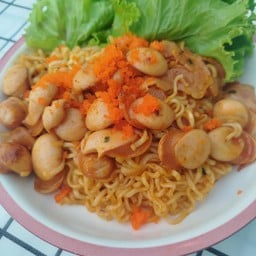 มาม่าไข่เค็มผัดไส้กรอก