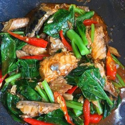 ผัดคะน้าปลากระป๋อง(กับข้าว)