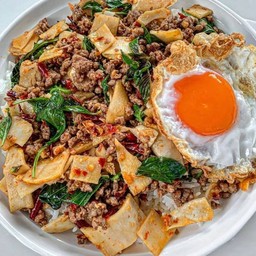 ข้าวผัดพริกสดหน่อไม้ดองใส่ใบโหระพา