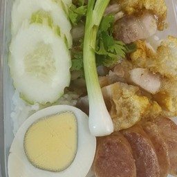 ชายสี่หมี่เกี๊ยวเซเว่นเอื้ออาทรพิชัย