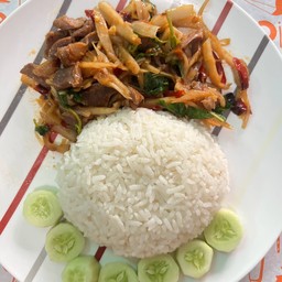 ข้าวกระเพราหน่อไม้ดอง