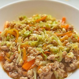 ข้าวราดกะหล่ำปลีผัดหมูสับ