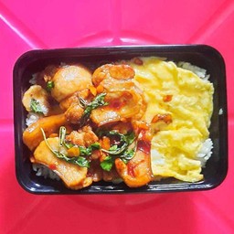 กระเพราหมูสามชั้น+ไข่ข้น