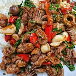 กระเพราเครื่องในราดข้าว