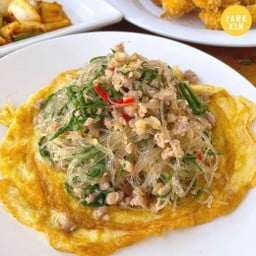 ผัดวุ้นเส้นชะอมไข่เจียว